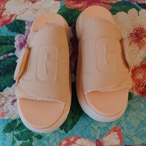UGG LA Cloud Slide Peach Fuzz